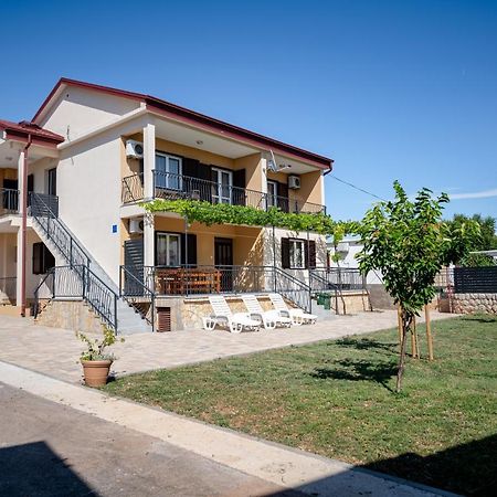 Apartments Zora Селине Экстерьер фото